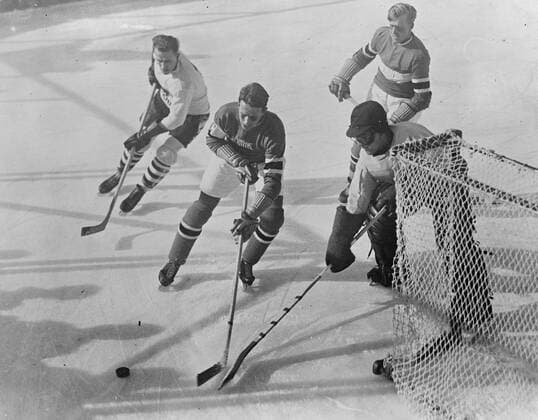 Winter Olympic Games Olympische Spiele Olympia OS officially opened at Lake Placid . Governor Franklin D Roosevelt of New York performed the opening ceremony of the 1932 Winter Olympic Games at Lake Placid , New York in the presence of 350 athletes from 17 nations . An incident during the hockey match between Canada and America won by Canada by two goals to one . 14 February 1932, Lake Placid New York United States Copyright: Topfoto  UnitedArchivesEU061630