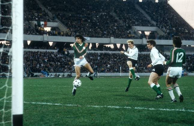 WM 1978 in Mexico: Deutschland - Mexiko 6:0 06.06.1978 in Cordoba. Karl-Heinz Rummenigge schießt auf s Tor der Mexikaner. Dieter Müller (beide Deut. 2.v.re.) schaut zu. *** World Cup 1978 in Mexico Germany Mexico 6 0 06 06 1978 in Cordoba Karl Heinz Rummenigge shoots at the goal the Mexicans Dieter Müller both Germans 2 v re watching HM