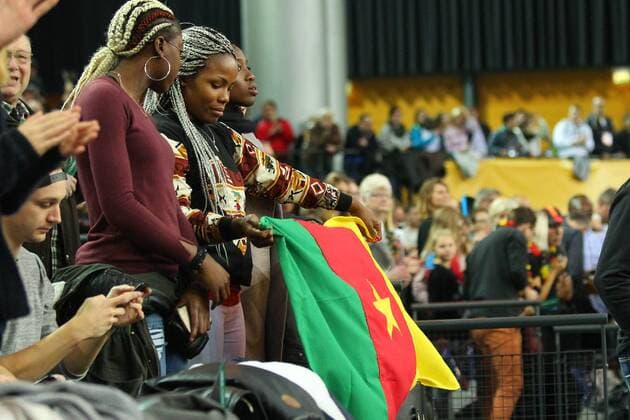 Germany Germany vs Cameroon Cameroon 01 12 2017 23rd IHF Women s Handball World Championship Germany 2017 Cameroon Arena Leipzig Womens Handball World Cup Womens Championship Preliminary Round Group D Germany vs Cameroon Pictured Fans Cameroon flag flag Spectators spectators xjkx
