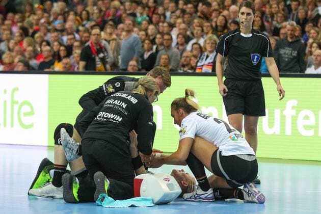 Germany vs Cameroon Cameroon 01 12 2017 23rd IHF Women s Handball World Championship Germany 2017 Cameroon Arena Leipzig Womens Handball World Cup Womens Eroeffnungsspiel Preliminary Group D Germany vs Cameroon Pictured injury Injury Kim Naidzinavicius 15 GER xjkx