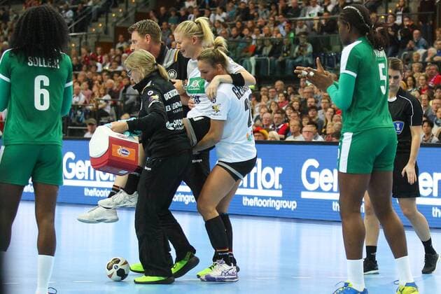 Germany vs Cameroon Cameroon 01 12 2017 23rd IHF Women s Handball World Championship Germany 2017 Cameroon Arena Leipzig Womens Handball World Cup Womens Eroeffnungsspiel Preliminary Group D Germany vs Cameroon Pictured injury Injury Kim Naidzinavicius 15 GER xjkx