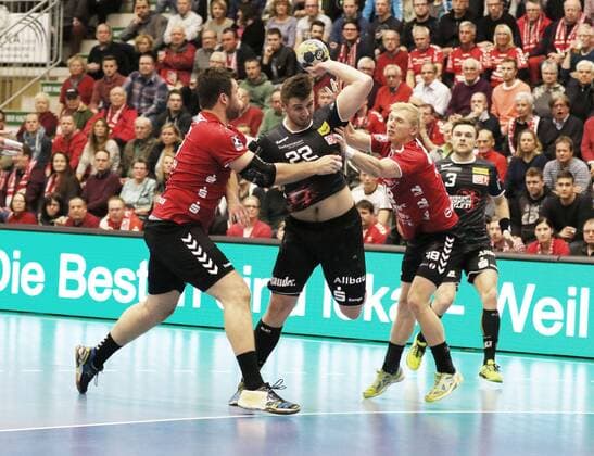 Dennis Szczensy TUSEM Essen 22 against Jan Brosch ASV Hamm Westphalia 5 left and Julian Possehl ASV Hamm Westphalia 48 right ASV Hamm Westphalia vs TUSEM Essen Handball 2 Bundesliga 01 12 2017 Hamm Copyright: xStrohdiekx Eibner-Pressefotox EP_jsk