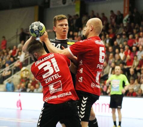 Carsten Ridder TUSEM Essen 24 against Bjoern Zintel ASV Hamm Westphalia 31 left and Markus Fuchs ASV Hamm Westphalia 6 right ASV Hamm Westphalia vs TUSEM Essen Handball 2 Bundesliga 01 12 2017 Hamm Copyright: xStrohdiekx Eibner-Pressefotox EP_jsk