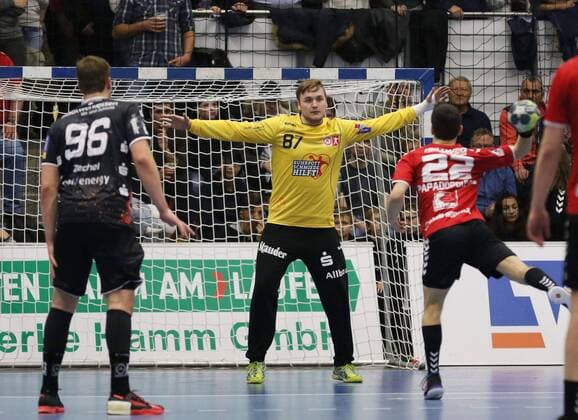 Vyron Papadopoulos ASV Hamm Westphalia 22 complete a seven-meter penalty against Moritz Mangold TUSEM Essen 87 ASV Hamm Westphalia vs TUSEM Essen Handball 2 Bundesliga 01 12 2017 Hamm Copyright: xStrohdiekx Eibner-Pressefotox EP_jsk