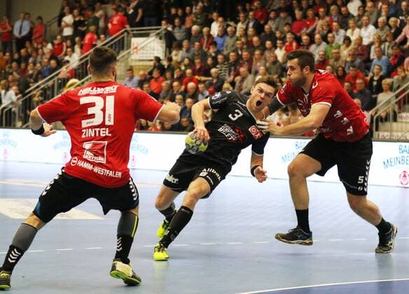 Jonas Ellwanger TUSEM Essen 3 against Bjoern Zintel ASV Hamm Westphalia 31 left and Jan Brosch ASV Hamm Westphalia 5 right ASV Hamm Westphalia vs TUSEM Essen Handball 2 Bundesliga 01 12 2017 Hamm Copyright: xStrohdiekx Eibner-Pressefotox EP_jsk