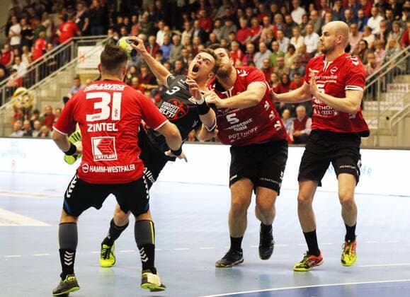 Jonas Ellwanger TUSEM Essen 3 against Bjoern Zintel ASV Hamm Westphalia 31 left and Jan Brosch ASV Hamm Westphalia 5 right ASV Hamm Westphalia vs TUSEM Essen Handball 2 Bundesliga 01 12 2017 Hamm Copyright: xStrohdiekx Eibner-Pressefotox EP_jsk