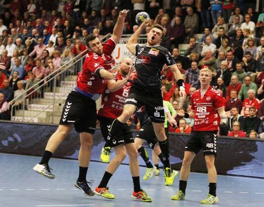 Jonas Ellwanger TUSEM Essen 3 v 1 Jan Brosch ASV Hamm Westphalia 5 Markus Fuchs ASV Hamm Westphalia 6 Julian Possehl ASV Hamm Westphalia 48 ASV Hamm Westphalia vs TUSEM Essen Handball 2 Bundesliga 01 12 2017 Hamm Copyright: xStrohdiekx Eibner-Pressefotox EP_jsk