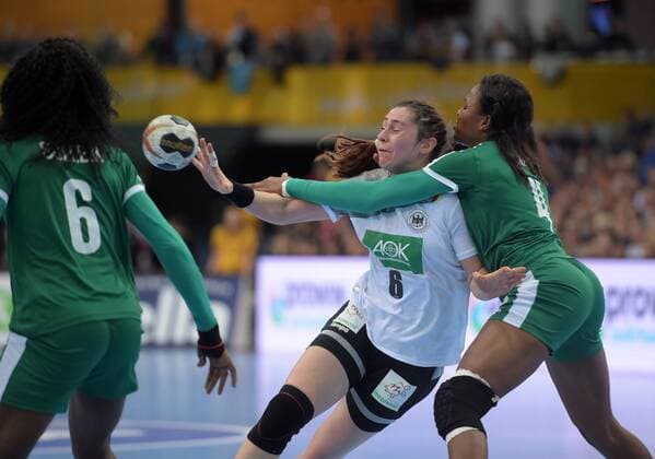 Jenny Karolius GER 6 against Genny Ange Mahala Fonguieng CMR 4 at the match Germany GER vs Cameroon CMR Handball Women World Cup Leipzig 01 12 2017 Leipzig Copyright: xModlax Eibner-Pressefotox EP_cma