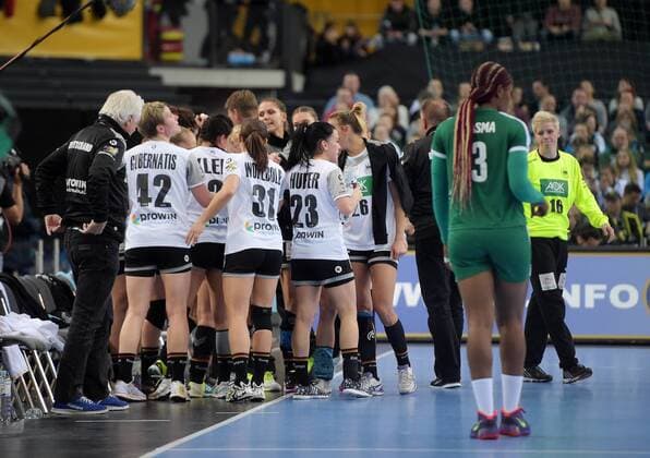 Time-out at the German team right Goalkeeper Clara Woltering at the match Germany GER vs Cameroon CMR Handball Women World Cup Leipzig 01 12 2017 Leipzig Copyright: xModlax Eibner-Pressefotox EP_cma