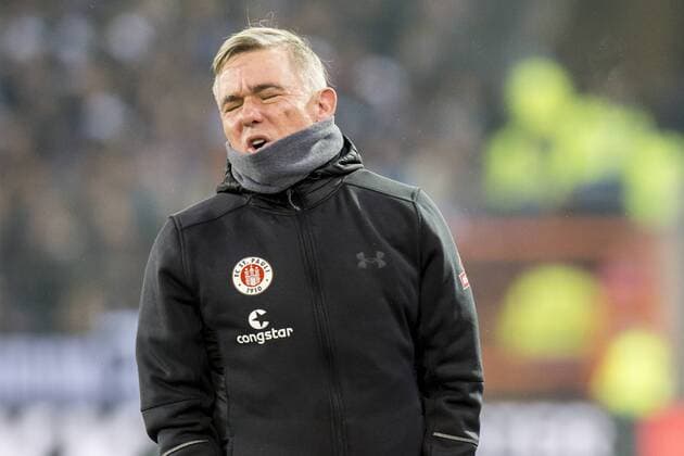Fußball: 2. Bundesliga, Saison 2017 2018, 16. Spieltag, Arminia Bielefeld - FC St. Pauli am 01.12.2017 in der SchücoArena in Bielefeld (Nordrhein-Westfalen). St. Paulis Trainer Olaf Janßen Janssen steht unzufrieden an der Seitenlinie. Copyright: xKirchner DavidxInderliedx