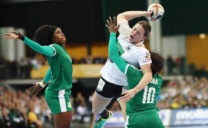 Germany Cameroon Handball Women WC Leipzig 01 12 2017 Arena Leipzig World Cup 2017 Handball Women Preliminary Group D Germany GER vs Cameroon CMR Image v l Jacqueline MOSSY SOLLE Cameroon Anna Loerper 10 Germany and Yolande TOUBA BYOLO Cameroon