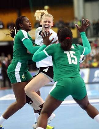 Germany Cameroon Handball Women WC Leipzig 01 12 2017 Arena Leipzig World Cup 2017 Handball Women Preliminary Group D Germany GER vs Cameroon CMR Pictured v l Yvette YUOH Cameroon Kim Naidzinavicius 15 injured in this action Germany and Anne Michelle ESSAM Cameroon