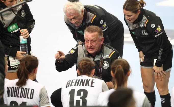 Germany Cameroon Handball Women WC Leipzig 01 12 2017 Arena Leipzig World Cup 2017 Handball Women Preliminary Group D Germany GER vs Cameroon CMR Image National coach Michael Biegler Germany during the time out