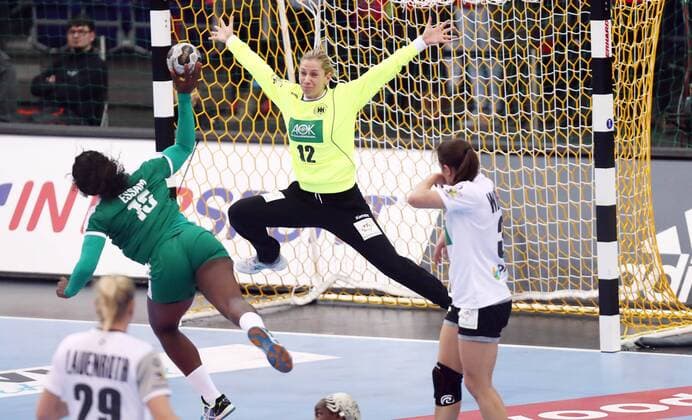 Germany Cameroon Handball Women WC Leipzig 01 12 2017 Arena Leipzig World Cup 2017 Handball Women Preliminary Group D Germany GER vs Cameroon CMR Image v l Anne Michelle ESSAM Cameroon vs. goalkeeper Katja Kramarczyk 12 Germany