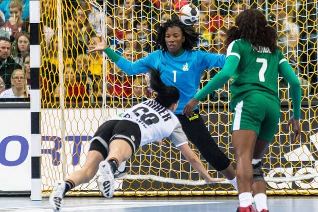 Svenja Huber GER 23 overindete Noelle Mben Mbediang CMR 1 Goal Goal Goal Action Handball Womens World Cup GER Germany CMR Cameroon xprx