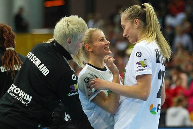 Germany vs Cameroon Cameroon 01 12 2017 23rd IHF Women s Handball World Championship Germany 2017 Cameroon Arena Leipzig Womens Handball World Cup Womens Eroeffnungsspiel Preliminary Group D Germany vs Cameroon Pictured Jubel Antje Lauenroth 29 GER mi Nadja Mansson 21 GER xjkx