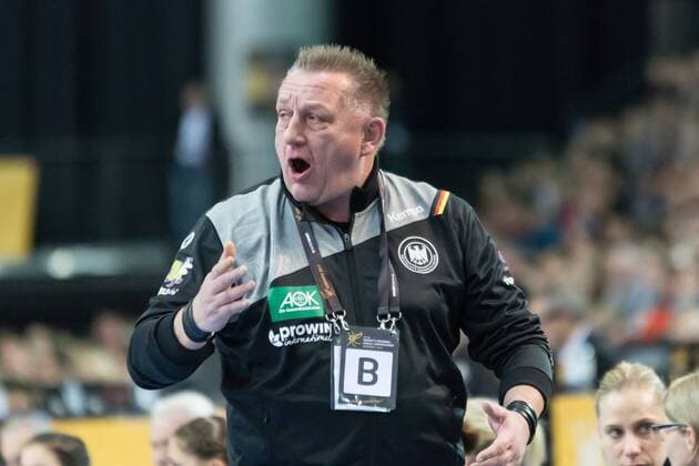 Michael Biegler National coach GER national coach Portrait Single image Gesturing Handball World Championship Women GER Germany CMR Cameroon xprx