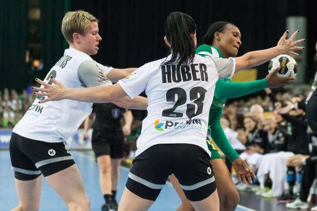 v li Friederike Gubernatis GER 42 Svenja Huber GER 23 block a female player from Cameroon Womens Handball World Cup Women GER Germany CMR Cameroon xprx