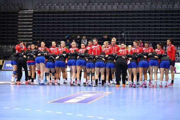 the two Taems before the start of the match Romania vs Paraguay IHF Women Handball World Cup 02 12 2017 Photographer Neis Eibner Trier Copyright: xNeisx Eibner-Pressefotox EP_ans