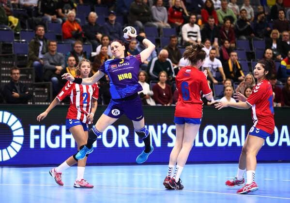 Eliza Iulia Romania comes for the throw Romania vs Paraguay IHF Women Handball World Cup 02 12 2017 Photographer Neis Eibner Trier Copyright: xNeisx Eibner-Pressefotox EP_ans
