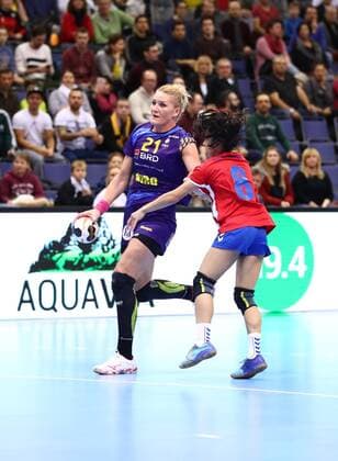 Crina Elena Pintea Romania in a duel with Maria Paula Fernandez Estigarribia Paraguay Romania vs Paraguay IHF Women Handball World Cup 02 12 2017 Photographer Neis Eibner Trier Copyright: xNeisx Eibner-Pressefotox EP_ans