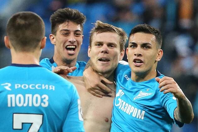 ST PETERSBURG, RUSSIA - DECEMBER 2, 2017: Zenit St Petersburg s Dmitry Poloz, Emiliano Rigoni, Alexander Kokorin, and Leandro Paredes (L-R) celebrate scoring in their 2017 18 Russian Football Premier League Round 19 football match against Ural Yekaterinburg at Saint Petersburg Stadium. Zenit St Petersburg won the game 2-1. Alexander Demianchuk TASS  TS06B8F2