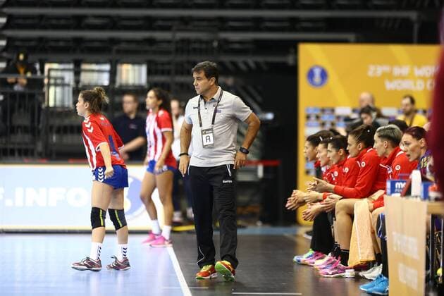 Ambrosio Jose Martin Cedres Coach Romania on the sidelines Romania vs Paraguay IHF Women Handball World Cup 02 12 2017 Photographer Neis Eibner Trier Copyright: xNeisx Eibner-Pressefotox EP_ans