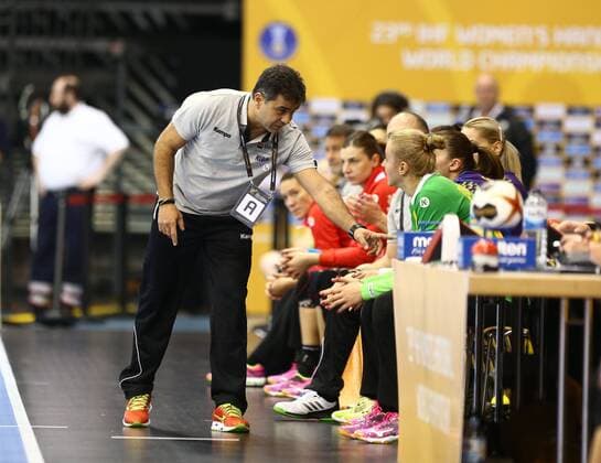 Ambrosio Jose Martin Cedres Coach Romania on the sidelines Romania vs Paraguay IHF Women Handball World Cup 02 12 2017 Photographer Neis Eibner Trier Copyright: xNeisx Eibner-Pressefotox EP_ans