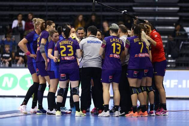 the Rumanian team with Ambrosio Jose Martin Cedres coach Romania Romania vs Paraguay IHF Womens Handball World Cup 02 12 2017 Photographer Neis Eibner Trier Copyright: xNeisx Eibner-Pressefotox EP_ans