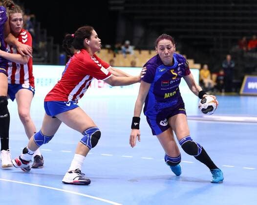 Melinda Anamaria Geiger Romania in a duel with Marizza Alejandra Faria Servin Paraguay Romania vs Paraguay IHF Womens Handball World Cup 02 12 2017 Photographer Neis Eibner Trier Copyright: xNeisx Eibner-Pressefotox EP_ans