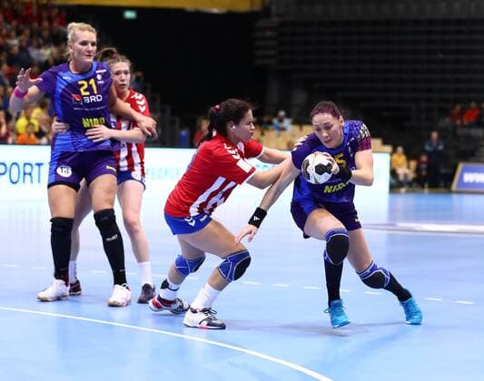 Melinda Anamaria Geiger Romania in a duel with Marizza Alejandra Faria Servin Paraguay Romania vs Paraguay IHF Womens Handball World Cup 02 12 2017 Photographer Neis Eibner Trier Copyright: xNeisx Eibner-Pressefotox EP_ans
