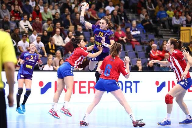 Florina Cristina Florianu Romania in a duel with Delyne Esther Leiva Moralas Paraguay Romania vs Paraguay IHF Women Handball World Cup 02 12 2017 Photographer Neis Eibner Trier Copyright: xNeisx Eibner-Pressefotox EP_ans