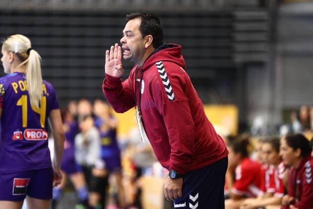 Neri Ruben Vera Manager Paraguay gives instructions Romania vs Paraguay IHF Womens Handball World Cup 02 12 2017 Photographer Neis Eibner Trier Copyright: xNeisx Eibner-Pressefotox EP_ans