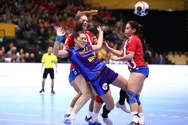 Timeea Judita Tatar Romania in a duel with Marizza Alejandra Faria Servin Paraguay Romania vs Paraguay IHF Womens Handball World Cup 02 12 2017 Photographer Neis Eibner Trier Copyright: xNeisx Eibner-Pressefotox EP_ans
