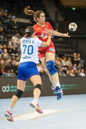 GER IHF World Cup 2017 Russia RUS vs Tunisia DO 02 12 2017 EWE Arena Oldenburg Germany 23 IHF World Championship 2017 Women first round Group C Russia vs Tunisia in picture Mayya PETROVA RUS 70 Oumayma DARDOUR DO 25 Nordphotox xRojahn nph00300