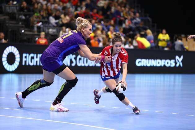 Marizza Alejandra Faria Servin Paraguay in a duel with Crina Elena Pintea Romania Romania vs Paraguay IHF Womens Handball World Cup 02 12 2017 Photographer Neis Eibner Trier Copyright: xNeisx Eibner-Pressefotox EP_ans