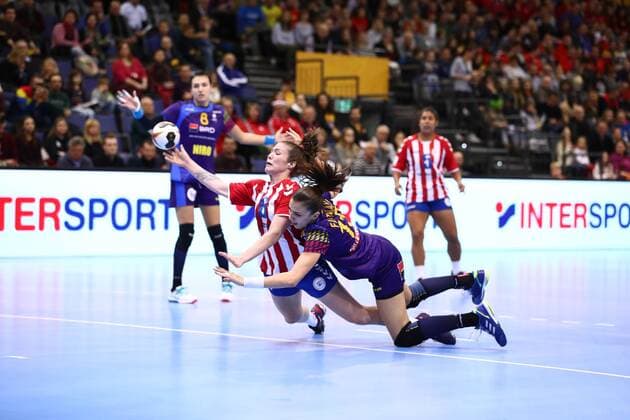 Sabrina Conce Fiore Canata Morinigo Paraguay in a duel with Florina Cristina Florianu Romania Romania vs Paraguay IHF Women Handball World Cup 02 12 2017 Photographer Neis Eibner Trier Copyright: xNeisx Eibner-Pressefotox EP_ans