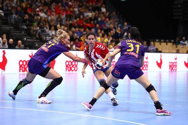 Marizza Alejandra Faria Servin Paraguay in a duel with Crina Elena Pintea Romania and Maria Madalina Zamfirescu Romania Romania vs Paraguay IHF Women Handball World Cup 02 12 2017 Photographer Neis Eibner Trier Copyright: xNeisx Eibner-Pressefotox EP_ans
