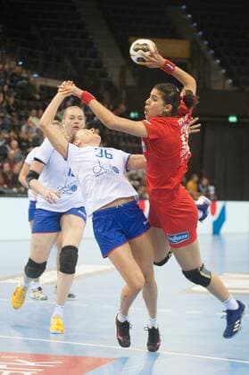 GER IHF World Cup 2017 Russia RUS vs Tunisia TUNE 02 12 2017 EWE Arena Oldenburg Germany 23 IHF World Championship 2017 Women first round Group C Russia vs Tunisia in the picture Iuliia MANAGAROVA RUS 36 Rakia REZGUI DO 15 Nordphotox xRojahn nph00300