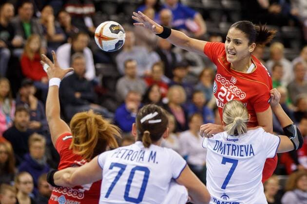 Oldenburg Niedersachsen DEU 02 12 2017 Ines Khouildi right Tunisia Club HCM RM Valcea ROM Handball Womens World Cup Germany 2017 Preliminary Group C Russia vs Tunesia Womens Handball World Cup Germany