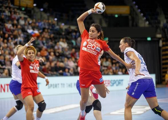 Oldenburg Niedersachsen DEU 02 12 2017 Mouna Chebbah Center Tunisia Club Chambrey les Tours FRA Handball Womens World Cup Germany 2017 Preliminary Group C Russia vs Tunisia Handball World Cup Womens Germany