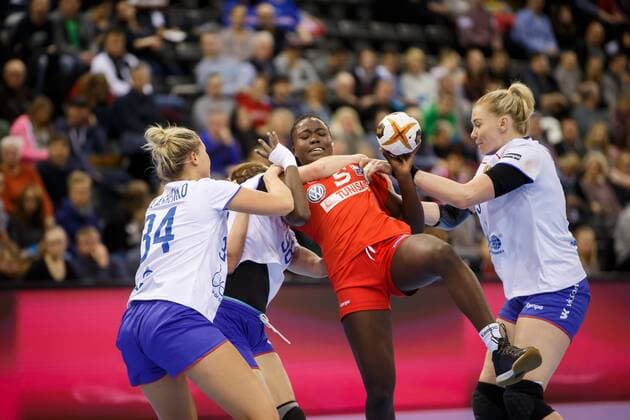 Oldenburg Niedersachsen DEU 02 12 2017 Aya Ben Abdallah Center Tunisia Club Club Africain TUN Elizaveta Malashenko left Russia Club Astrakhanochka and Kseniia Makeeva right Russia Club Rostov Don Handball World Cup Women Germany 2017 Preliminary Group C Russia vs Tunisia Handball World Championship of Women Germany