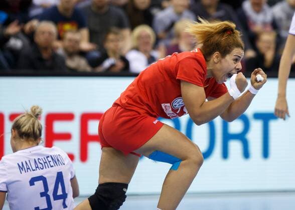 Oldenburg Niedersachsen DEU 02 12 2017 Mouna Jlezi Center Tunisia Club Club Africain TUN Handball Womens World Cup Germany 2017 Preliminary Group C Russia vs Tunesia Handball World Championship Womens Germany