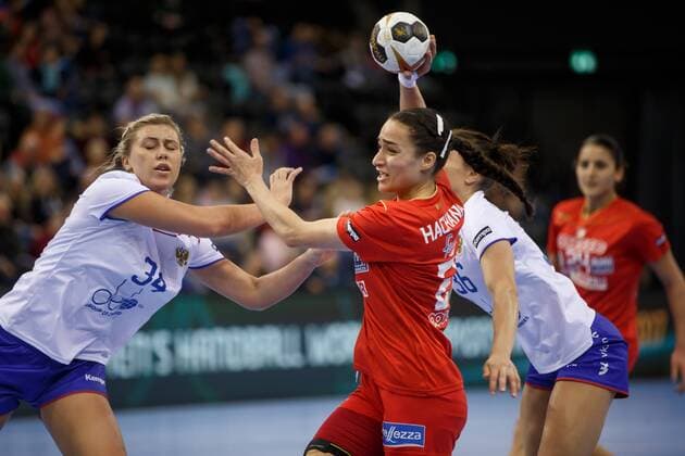 Oldenburg Niedersachsen DEU 02 12 2017 Sondes Hachana Center Tunisia Club ASF Teboulba TUN and Elizaveta Malashenko left Russia Club Astrakhanochka Handball World Cup Women Germany 2017 Preliminary Group C Russia vs Tunisia Handball World Championship of Women Germany