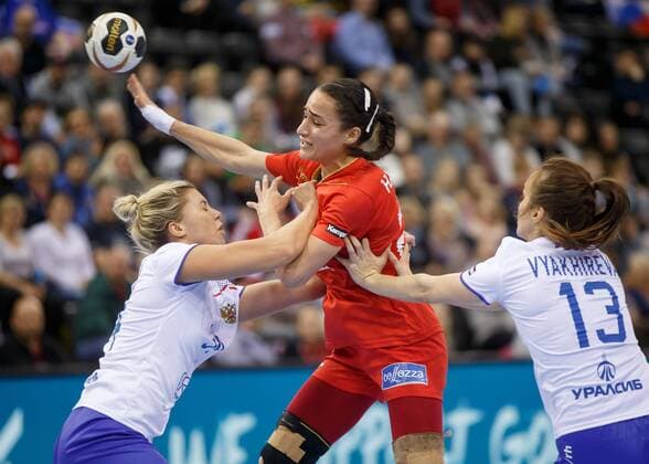 Oldenburg Niedersachsen DEU 02 12 2017 Sondes Hachana Center Tunisia Club ASF Teboulba TUN Elizaveta Malashenko left Russia Club Astrakhanochka and Anna Vyakhireva right Russia Club Rostov Don Handball Women World Cup Germany 2017 Preliminary Group C Russia vs Tunisia Handball World Championship of Women Germany