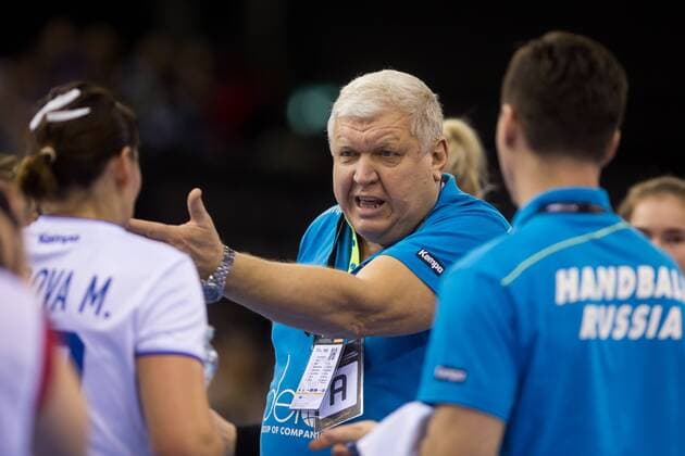 Oldenburg Niedersachsen DEU 02 12 2017 Coach Evgenii Trefilov gestures during a break Dmitrieva Mid Russia Handball Womens World Cup Germany 2017 Preliminary Round Group C Russia vs Tunisia Handball World Cup Womens Germany