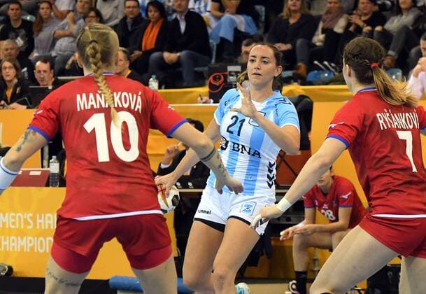Czech Republic vs Argentina Handball Women World Cup in Germany Season 2017 2018 Bietigheim Bissingen EgeTrans Arena 2 12 2017 Bolling Joana Argentina between 10 MANÃ KOVÃ Petra Czech Republic and RYÅNKOVÃ Helena Czech Republic