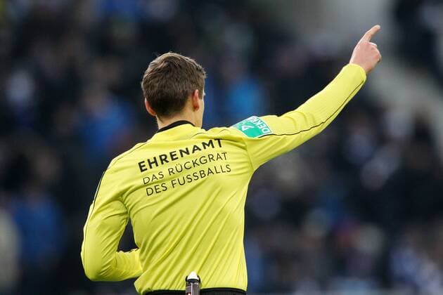 Fußball, Bundesliga-Schiris mit Ehrenamt - Das Rückgrat des Fußballs Schriftzug auf dem Rücken Fussball 1. Bundesliga: TSG 1899 Hoffenheim - RB Leipzig, 14. Spieltag am 02.12.2017 in der Wirsol Rhein Neckar Arena, xmdx, Schiedsrichter Daniel SIEBERT , ehrenamt TSG 1899 Hoffenheim - RB Leipzig *** Soccer 1 Bundesliga TSG 1899 Hoffenheim RB Leipzig 14 matchday on 02 12 2017 in the Wirsol Rhein Neckar Arena xmdx referee Daniel SIEBERT honorary TSG 1899 Hoffenheim RB Leipzig