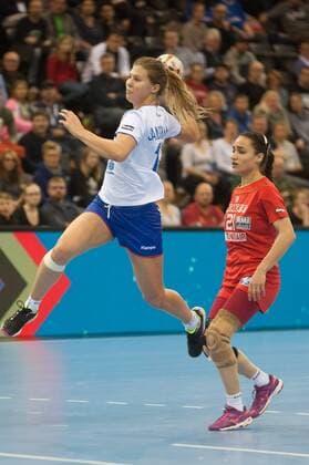 GER IHF World Cup 2017 Russia RUS vs Tunisia TUNE 02 12 2017 EWE Arena Oldenburg Germany 23 IHF World Championship 2017 Women first round Group C Russia vs Tunisia in picture Daria SAMOKHINA RUS 18 Sondes HACHANA DO 21 Nordphotox xRojahn nph00300
