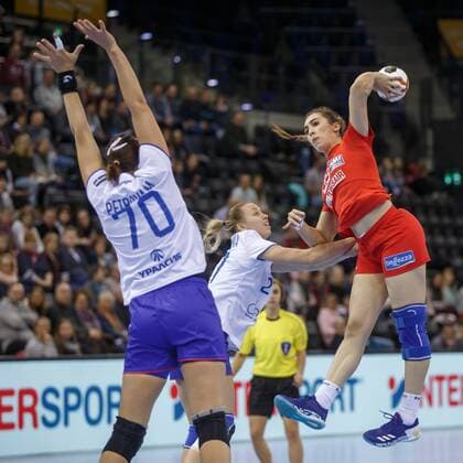Oldenburg Niedersachsen DEU 02 12 2017 Oumayma Dardour right Tunisia Club Club Africain TUNE Mayya Petrova left Russia Club Rostov Don and Polina Vedekhina middle Russia Club Lada Handball Women World Cup Germany 2017 Preliminary Group C Russia vs Tunesia Handball Women World Cup Germany
